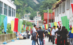 樟木口岸恢复客运功能第一天 200尼泊尔人入境购物