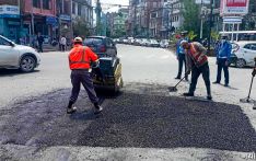 टाल्न थालियो काठमाडौंका मुख्य सडकका खाल्डाखुल्डी 