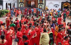 तीज मनाउन पशुपतिमा महिलाहरूको भीड (फोटो फिचर)