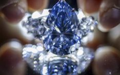 英媒：重约17.61克拉，罕见“无瑕蓝钻”拍出年度最高价