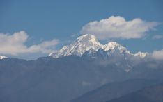 视频：尼泊尔层峦叠嶂的朱加尔雪山