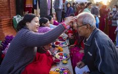 尼泊尔灯节掠影：寺庙兄妹隆重的点蒂卡仪式