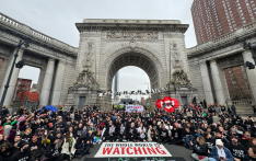美国数千名抗议者封堵曼哈顿大桥：身穿黑衣 呼吁永久停火