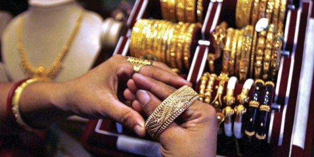 Gold price drops by Rs 1300 per tola on Sunday