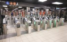 美媒：纽约地铁换新闸，引来逃票者花式“打卡挑战”