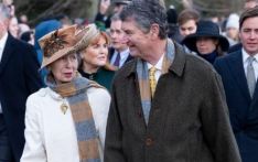 美媒：英王室戴同款样式围巾，由英国王查尔斯三世设计