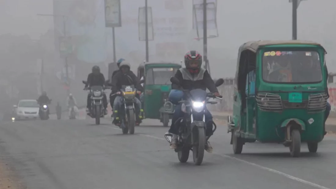 The undated image shows vehicles plying a road amid fog. Photo: Collected