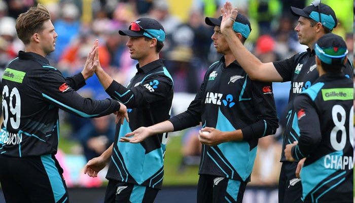 New Zealand´s Lockie Ferguson (L) and teammates celebrate the dismissal of Pakistan´s Fakhar Zaman during the third Twenty20 international cricket match between New Zealand and Pakistan University Oval in Dunedin on January 17, 2024. — AFP