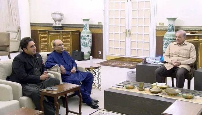 PPP Chairman Bilawal Bhutto (L) and former president Asif Ali Zardari (c) while meeting with the former premier and PMLN president Shehbaz Sharif. — APP/File