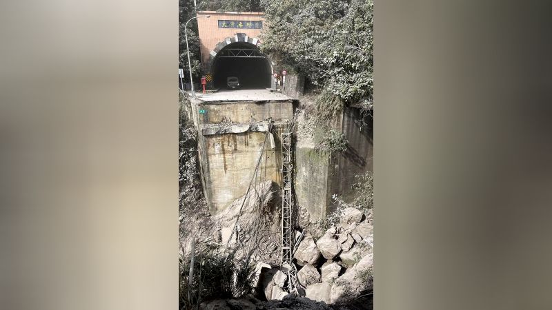 A section of the Suhua Highway on Taiwan's east coast collapsed after the earthquake.