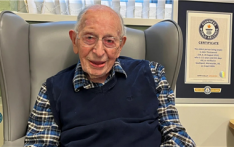 英国111岁老翁成当今世界最长寿男性