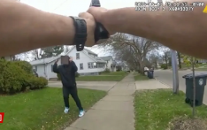 美国非裔少年因持玩具枪遭警方枪击 反复尖叫“是假的”