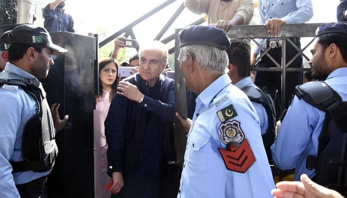 PTI Vice Chairman Shah Mahmood Qureshi leaving Election Commission of Pakistan (ECP) office after the decision of former prime minister Imran Khan in Toshakhana case on October 21, 2022 in Islamabad. — Online