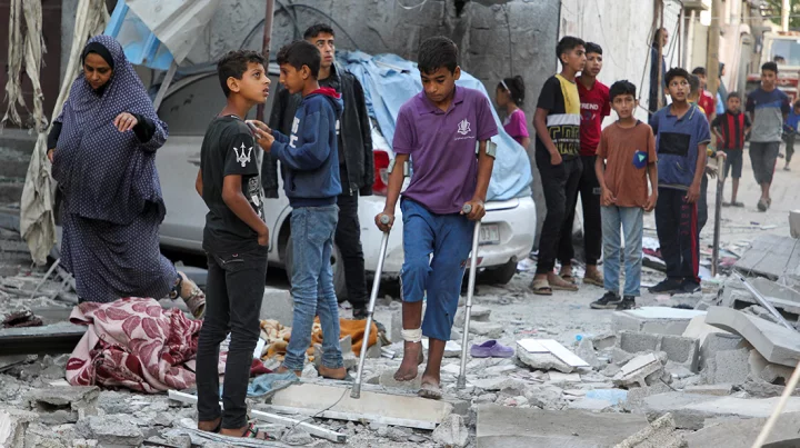 A wounded Palestinian boy walks with crutches as others gather at the site of an Israeli strike on a house, amid the ongoing conflict between Israel and the Palestinian group Hamas, in Rafah, in the southern Gaza Strip, on May 9, 2024. Photo: Reuters