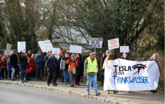 德国近千人集会抗议特斯拉工厂扩建计划