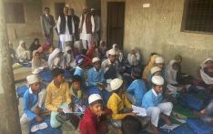 भुइँमा बसेर पढ्छन् मदरसाका विद्यार्थी