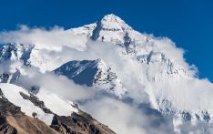 尼泊尔和英国登山者同日登顶珠峰，分别刷新尼泊尔和外国登山者登顶最多次数纪录