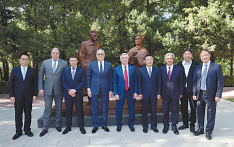 雕塑“高尔基与鲁迅的对话”在俄罗斯驻华大使馆揭幕