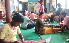 थारू हस्तकला बनाउन सिकाइँदै