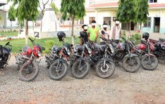 नौ वटा मोटरसाइकलसहित चार पक्राउ