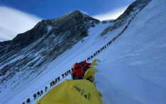 近六百人登顶珠峰，五人丧生，三人失踪