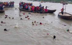 一艘载有 50 至 60 名乘客的船在 勐拉河河沉没