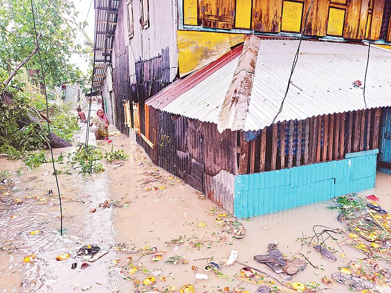 由于气旋“里马尔”，帕图卡利区城镇的多个地区在涨潮期间被洪水淹没。在一些地区，水已经进入房屋。当地人民因这场灾难而陷入危机。昨天下午在该市的卡利卡普尔地区