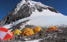 尼登山向导质疑珠峰南坡四号营地为何显示中国时间