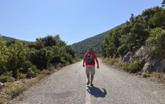 英媒：希腊多地气温达40摄氏度以上，多名游客徒步旅行时因高温身亡