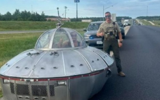 美媒：美国警察在公路上拦下“UFO”，警方发布警员与“飞碟”合影