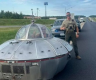 美媒：美国警察在公路上拦下“UFO”，警方发布警员与“飞碟”合影