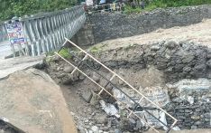 मेलम्चीको बाढीले बेलीब्रिज बगाउने खतरा