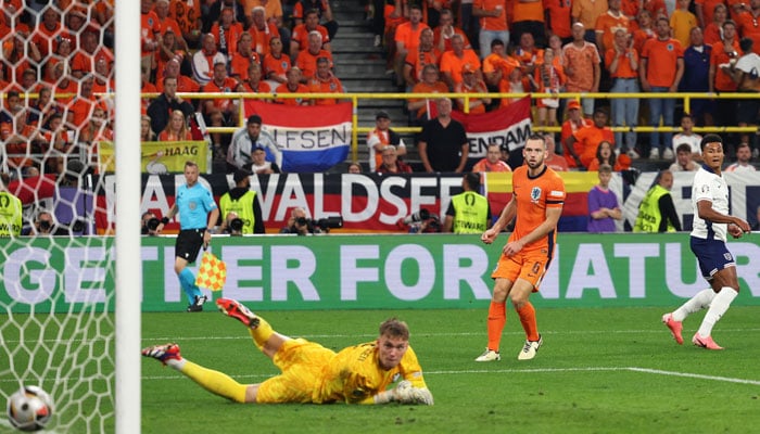 Englands forward #19 Ollie Watkins (R) reacts as he scores his team´s second goal past Netherlands goalkeeper #01 Bart Verbruggen (L) during the UEFA Euro 2024 semi-final football match between the Netherlands and England at the BVB Stadion in Dortmund on July 10, 2024 — AFP.