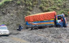 गाउँ जोड्ने सबै सडक अवरुद्ध