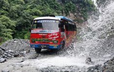 जोखिम मोलेर पहिरो पार गर्दै बसयात्रु