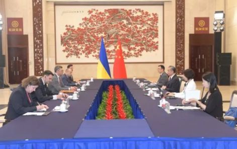 王毅同乌外长会谈，“乌方愿意并准备同俄方开展对话谈判”
