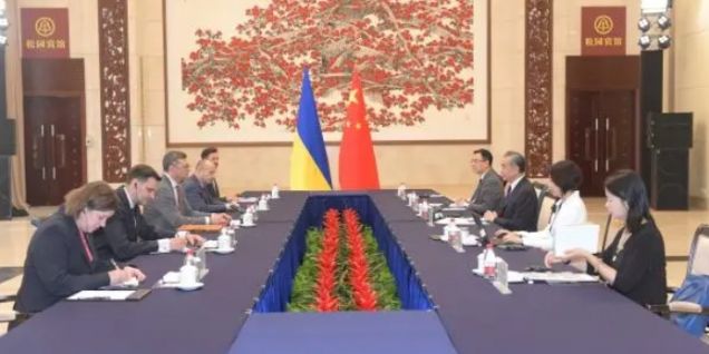王毅同乌外长会谈，“乌方愿意并准备同俄方开展对话谈判”