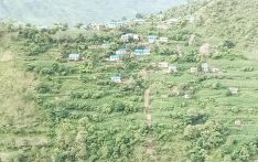 गाउँमुनिको पहिरोमा बस्ती मिसिने जोखिम