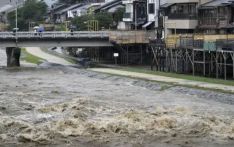 日本东京突降破纪录大雨 ：地铁站漏雨如瀑布倾泻 多处井盖损坏喷出水柱