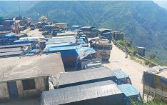कर्णाली राजमार्ग: पहिरोले स्याउ किसान मर्कामा