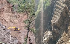 दुई दिनदेखि कर्णाली राजमार्ग अवरुद्ध, गगनेखोलाको पहिरो हटाउन समस्या