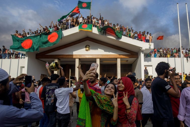 Bangladesh-Protesters-Storm-PM-House_20240813141823