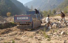 बाढीको वितण्डापछि जुर्मुराउँदै बेथानचोकका किसान, राहत पाएको गुनासो