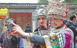 近距离感知中国文化的魅力（外国游客感受“中国之美”）