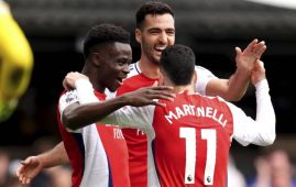 Arsenal beats Ipswich 4-0 to keep Premier League title race going and Man United loses again