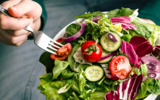 吃肉还是吃素？研究显示：植物性蛋白摄入与更长寿命相关