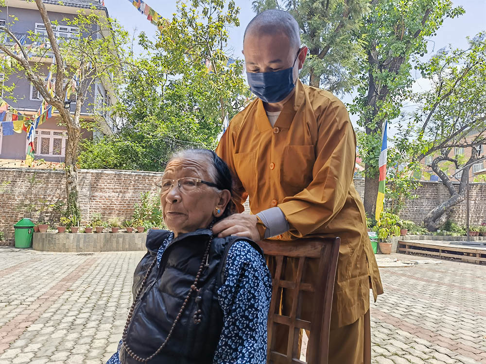 4月25日，马来西亚中医师及义工组成的团队，在尼泊尔首都加德满都宝塔区展开义诊活动。图为释真法师为当