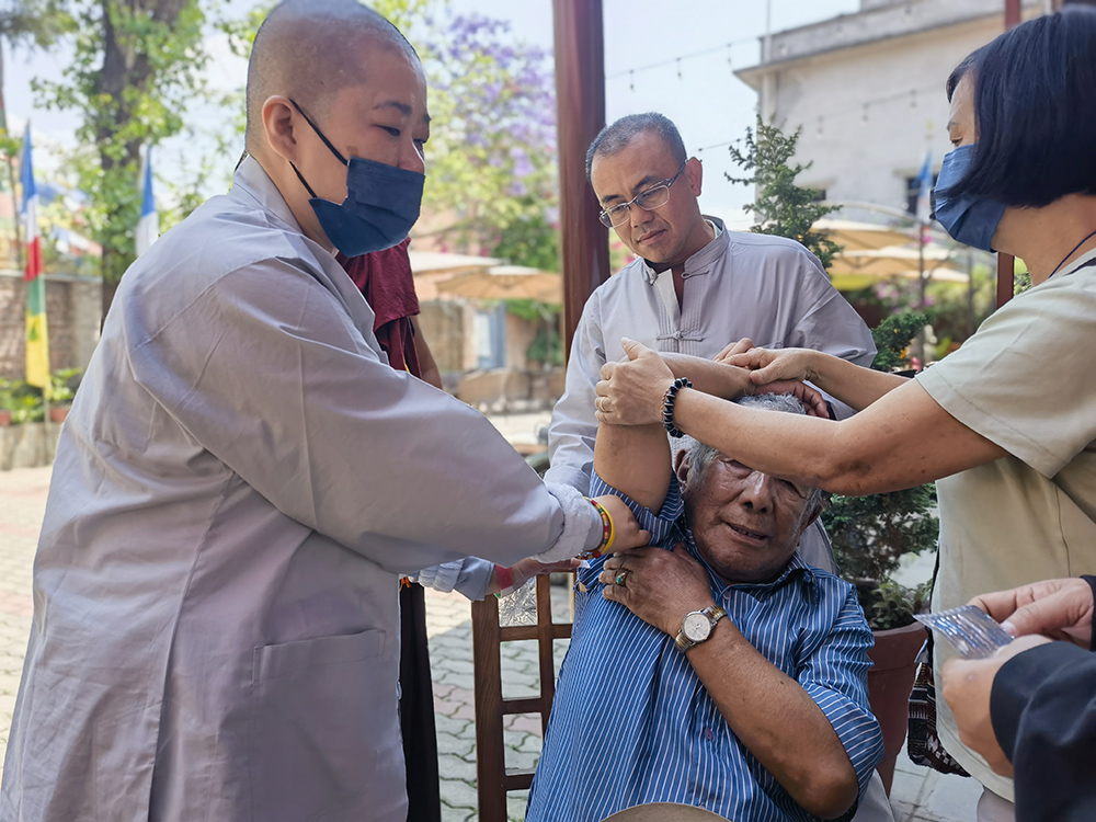 图为当地居民接受马来西亚中医师治疗。