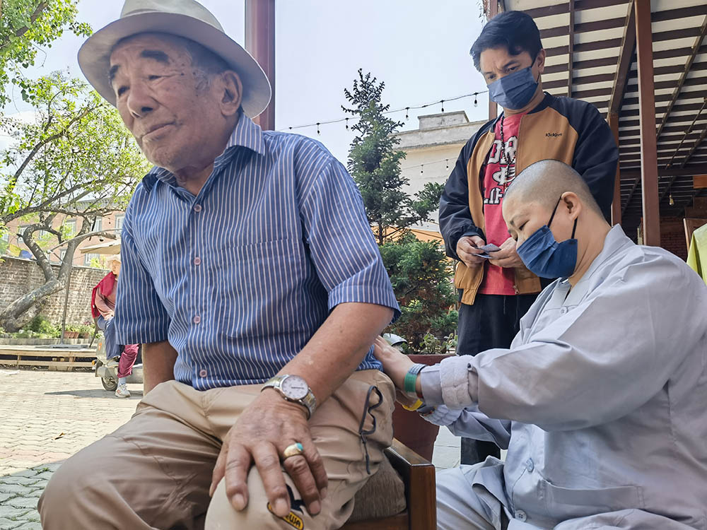 图为马来西亚中医师团队正在义诊。