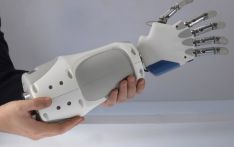 30秒穿戴、充电宝就能充电，国产仿生手有多牛？